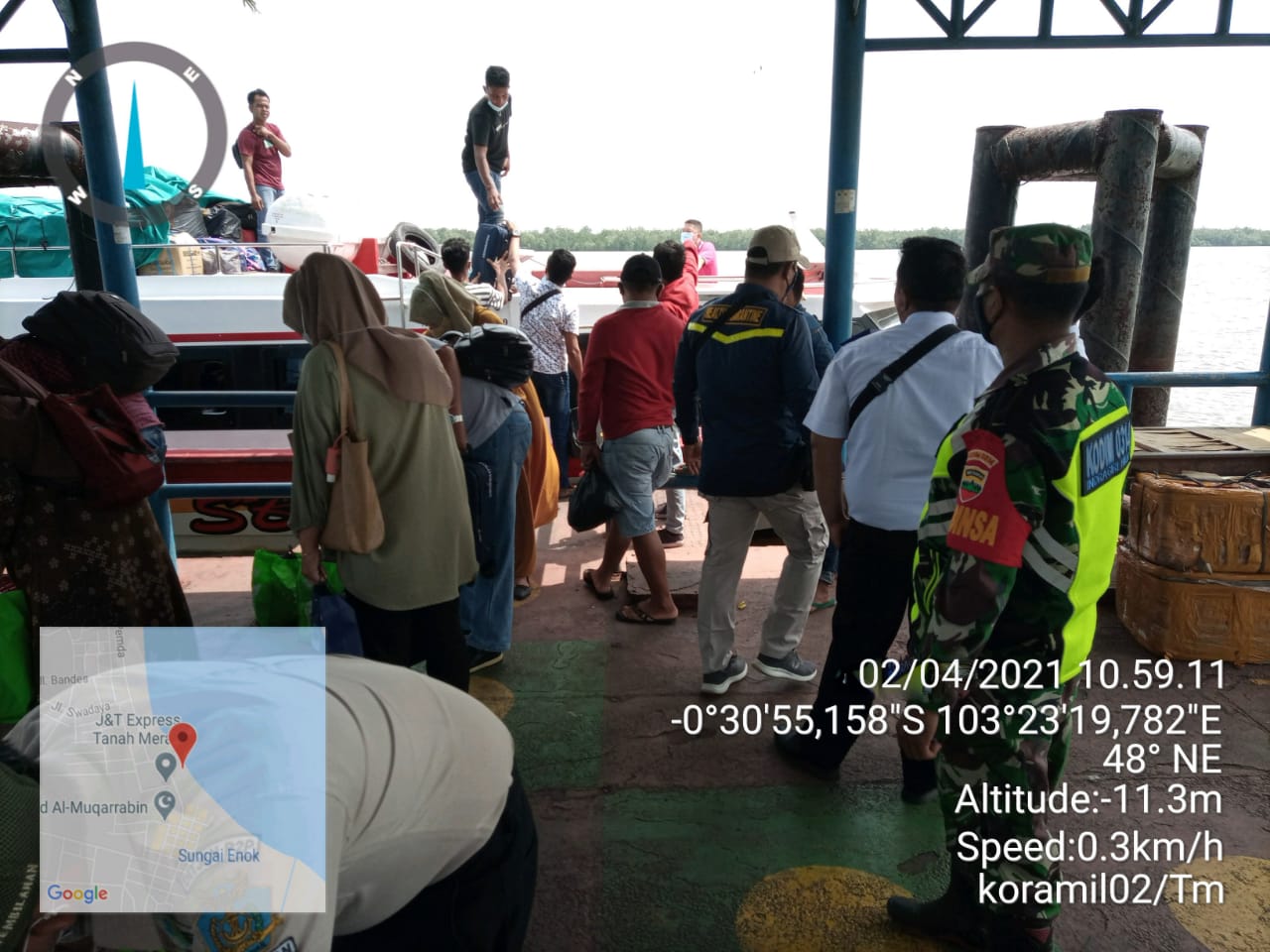 Tak Pernah Bosan, Personil Koramil 02/Tanah Merah Terus Ingatkan Warga untuk Patuhi Protkes