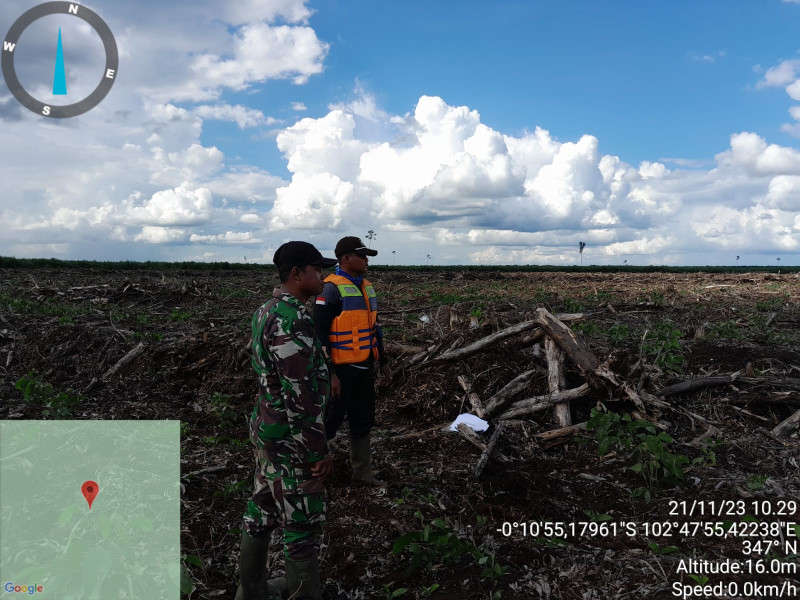 Babinsa 05/Gas Serda Ricky Lakukan Patroli Karlahut Di Desa Binaan