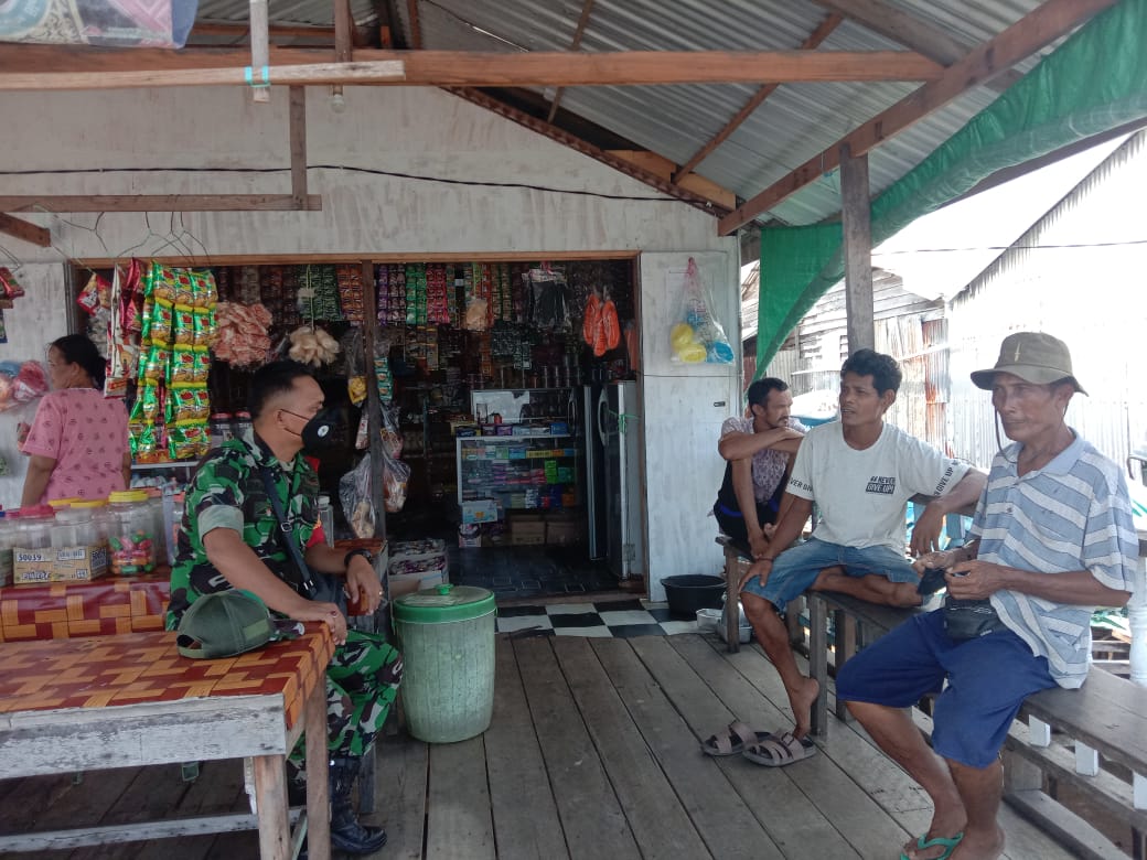 Babinsa Koramil 04/Kuindra Bersama Masyarakat Desa Lakukan Komsos