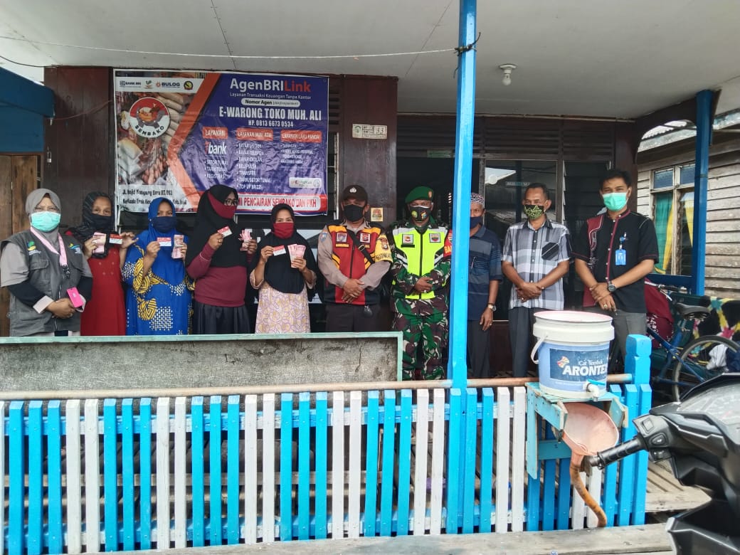 Sertu P Siregar Babinsa Koramil 02/Tanah Merah Dampingi Penyaluran PKH di Kuala Enok