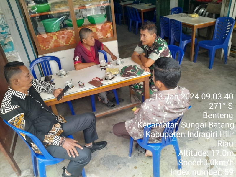 Jalin Silaturahmi Yang Erat Melalui Komsos Babinsa Koramil 07/Reteh dan Warga