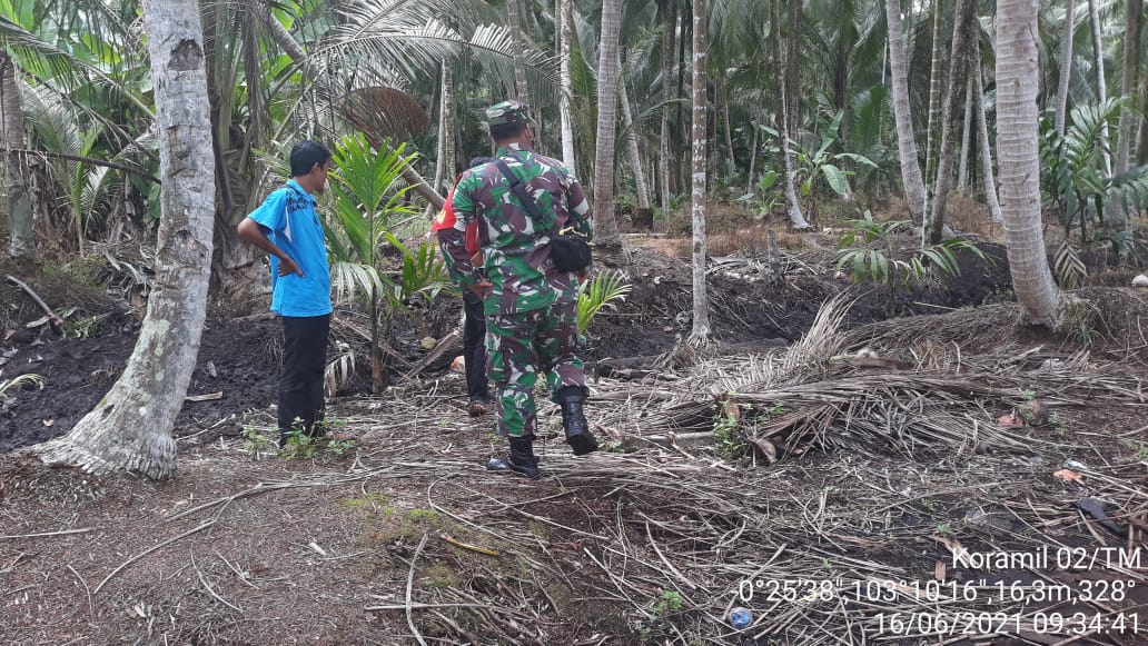 Rutin, Babinsa Koramil 02/Tanah Merah Lakukan Patroli Karhutla di Parit Mesran