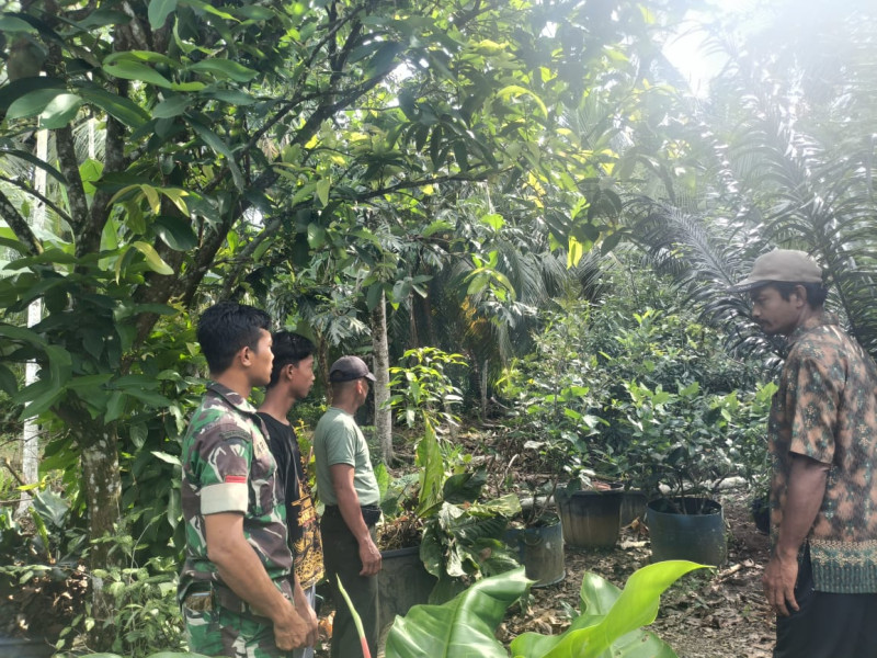 Babinsa Koramil 07/Reteh: Mengawasi Wilayah Parit 1 Pulau Kijang dan Mengedukasi Pentingnya Mencegah Karhutla