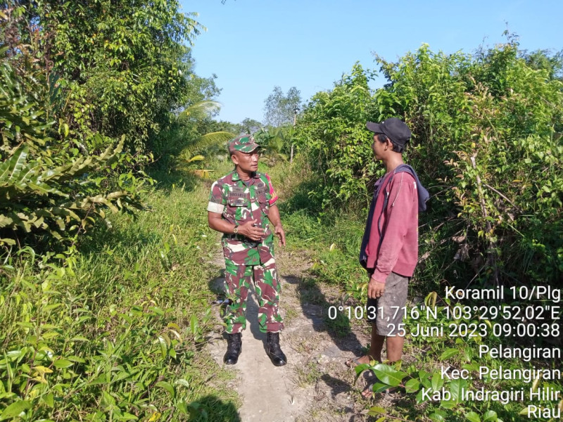 Demi Kenyamanan, Babinsa Koramil 10/Pelangiran Terus Pantau Karhutla