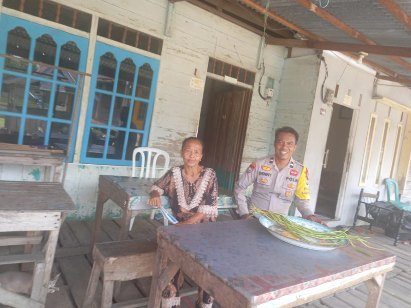 Giat Rutin, Bhabinkamtibmas Desa Pungkat Aipda Denny Hidayat Laksanakan Sambang Kepada Warganya