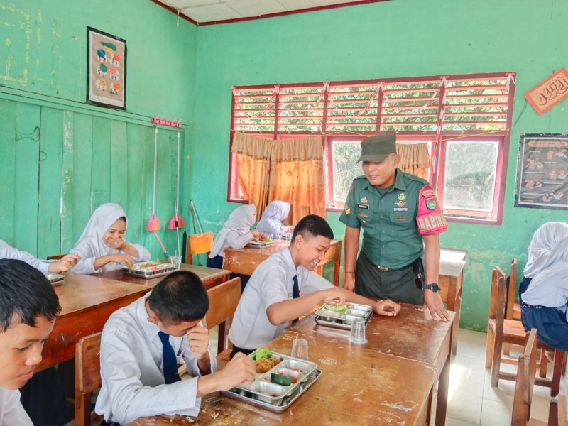 Babinsa Sertu Ramadhan: SPPG Bantu Pemenuhan Gizi Anak Sekolah di Wilayah Binaan