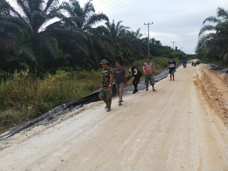 TMMD ke-123 Kodim 0314/Inhil: Danramil 04/Kuindra dan Masyarakat Bekerja Sama Menyelesaikan Jalan Poros