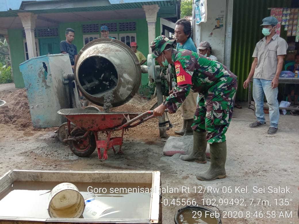 Kompak Laksanakan Goro Bersama Warga, Babinsa Koramil 03/Tempuling Bantu Semenisasi Jalan