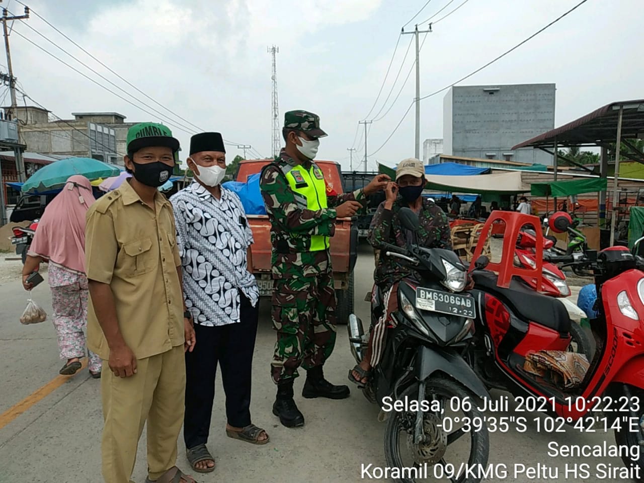 Babinsa 09/Kemuning Rutin Lakukan Penegakan Prokes di Sungai Akar