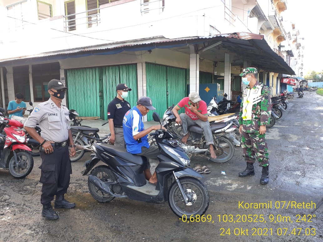 Pantau Mobilisasi Warga, Babinsa Koramil 07/Reteh Rutin Tegakkan Protokol Kesehatan
