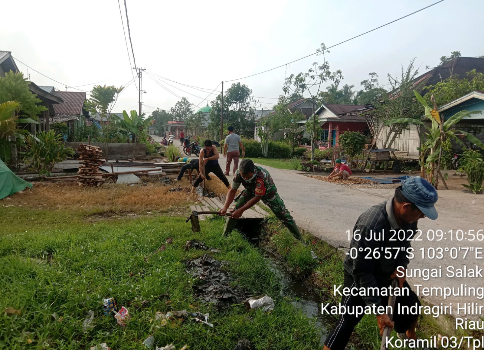 Babinsa Koramil 03/Tempuling, Sertu Mardia Bersama Warga Bersih-Bersih di Kampung Pancasila