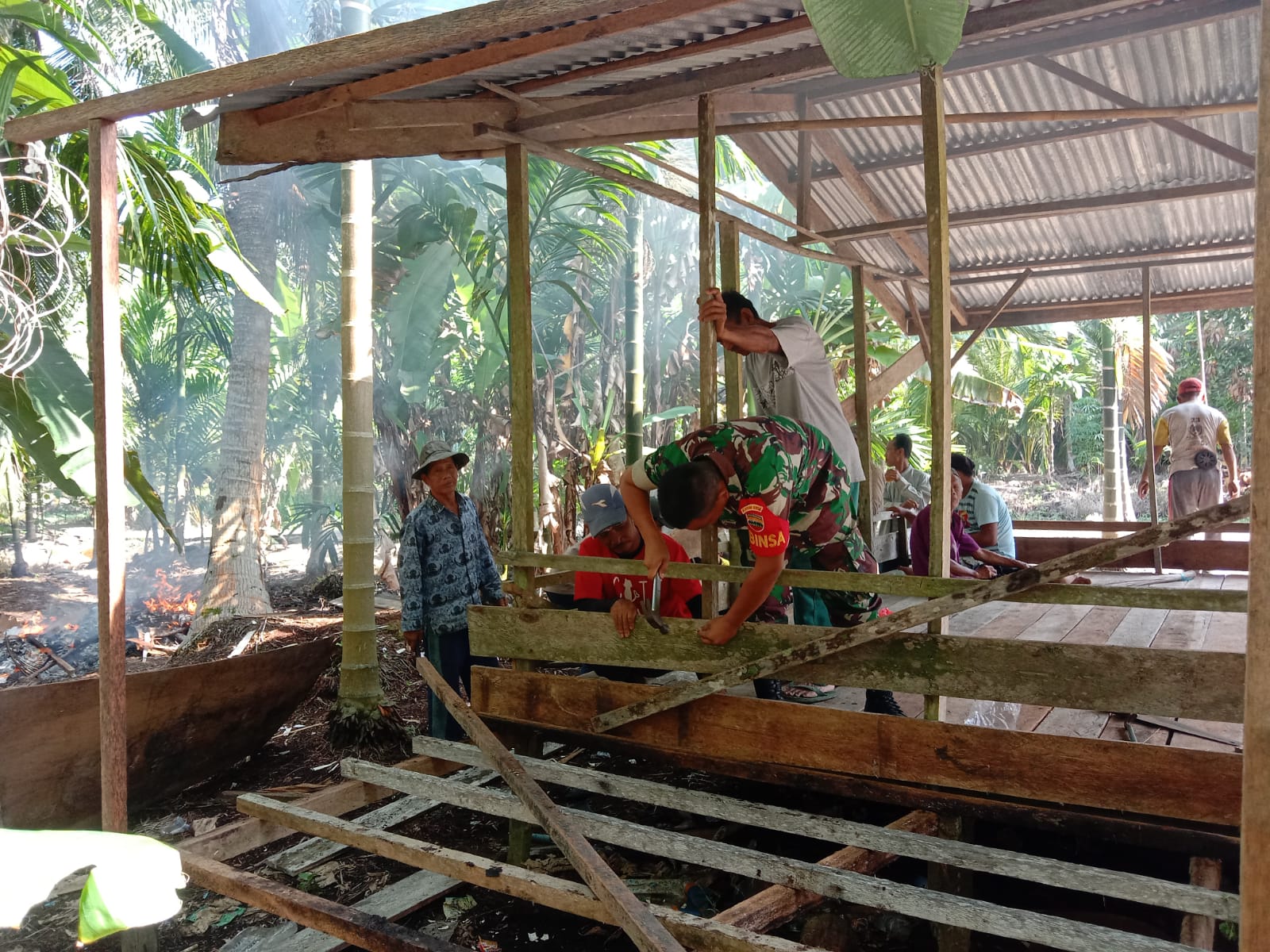 Pelaksanaan Gotong Royong Bersama Warga Oleh Babinsa Koramil 04/Kuindra
