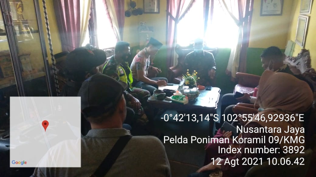Tingkatkan Kerja Sama, Babinsa Koramil 09/Kemuning Lakukan Komsos di Kantor Desa Nusantara Jaya