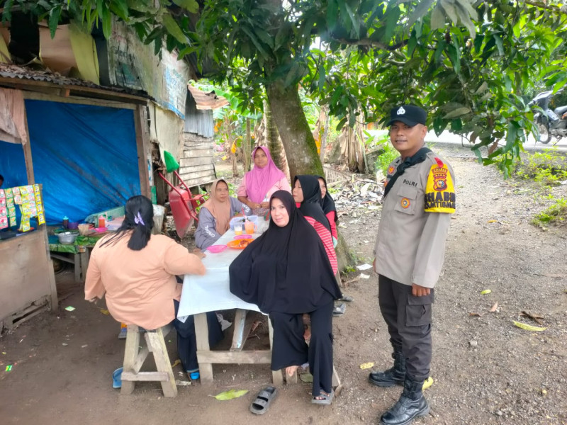 Bhabinkamtibmas Ingatkan Ibu-Ibu Waspada Hoaks Pasca Pilkada