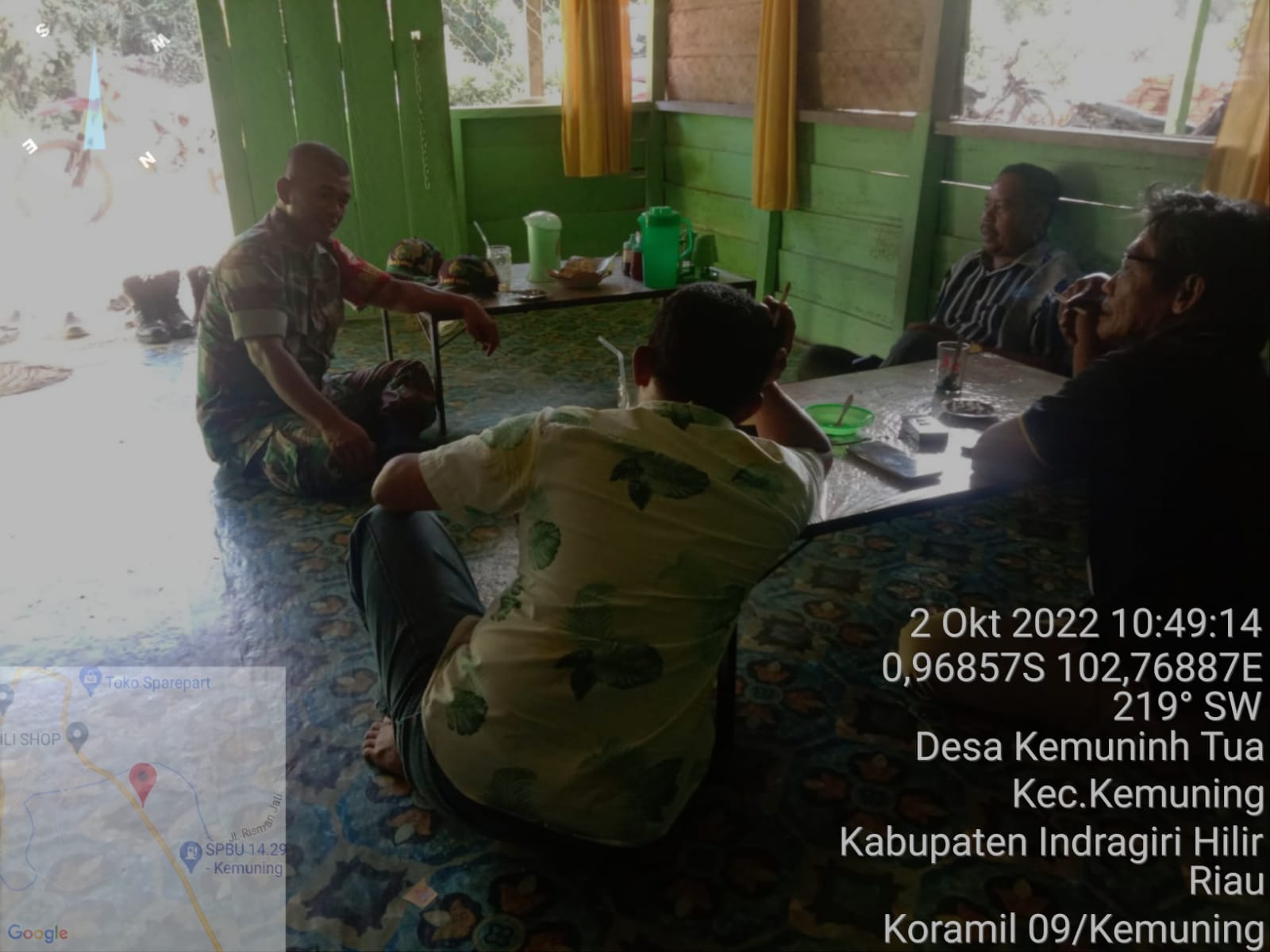 Dalam Mempererat Silaturahmi, Sertu Adenan Hayat Lakukan Komsos Bersama Warga