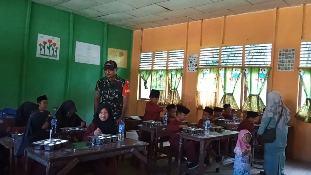 Babinsa Koramil 09/Kemuning Dampingi Kegiatan Makan Bergizi Gratis di Kecamatan Keritang