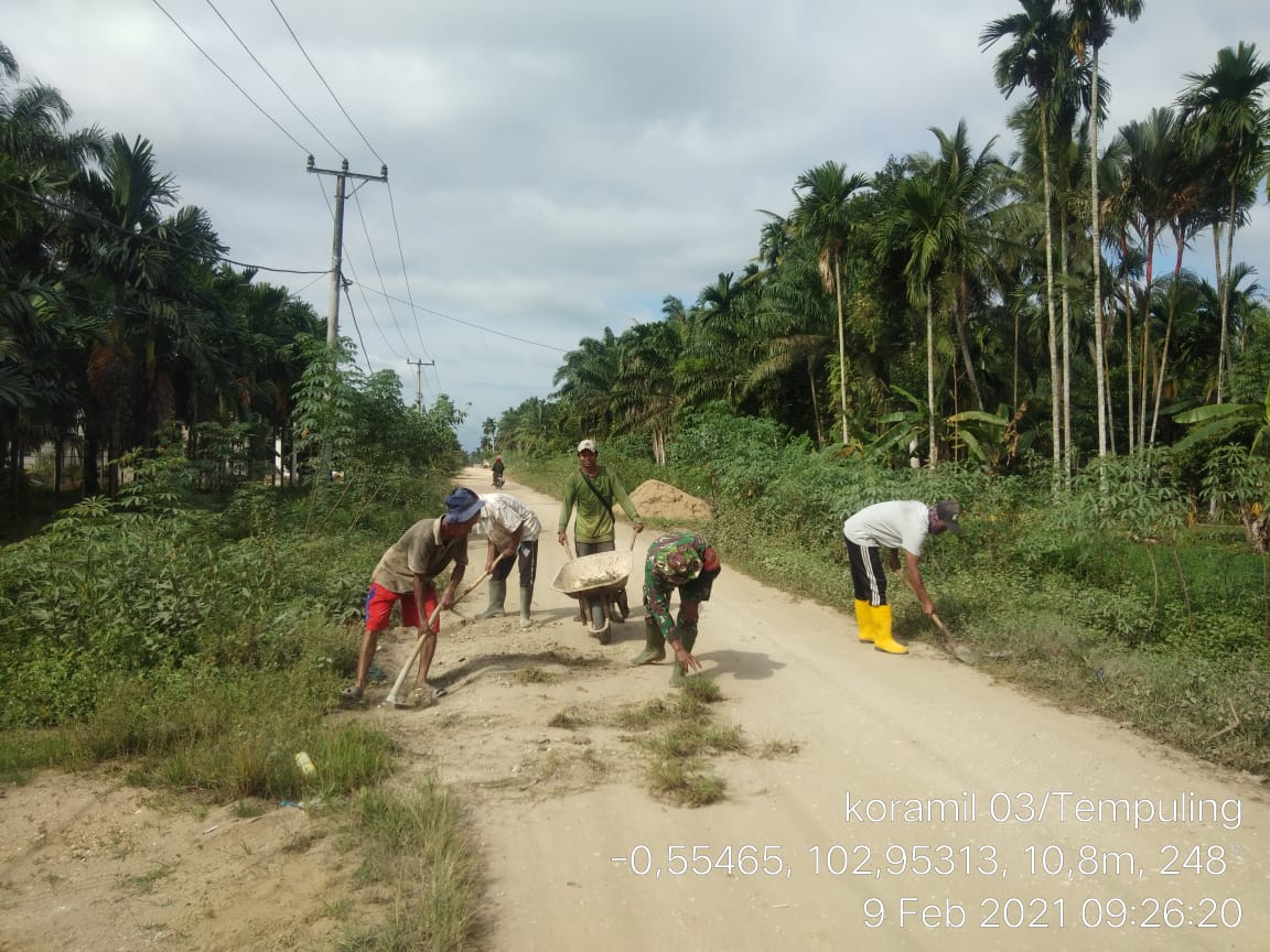 Tingkatkan Kesadaran Masyarakat, Babinsa Koramil 03/Tempuling Ajak Warga Goro Bersihkan Jalan