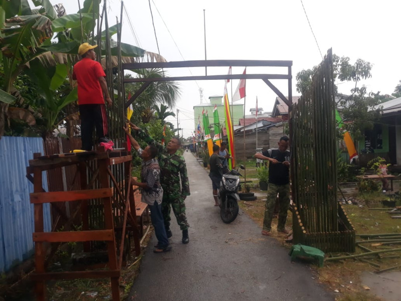 Babinsa Koramil 05/Gas Serma Sasmito Goro Bersama Masyarakat Bangun Gapura Dalam Rangka Menyambut HUT RI Ke-78