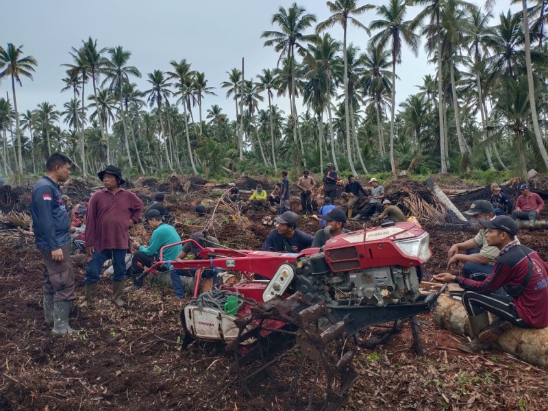 Polri Dan Warga Bersih-Bersih Lahan: Aiptu Hendrick Yanto, Ketahanan Pangan Dimulai Dari Gotong Royong