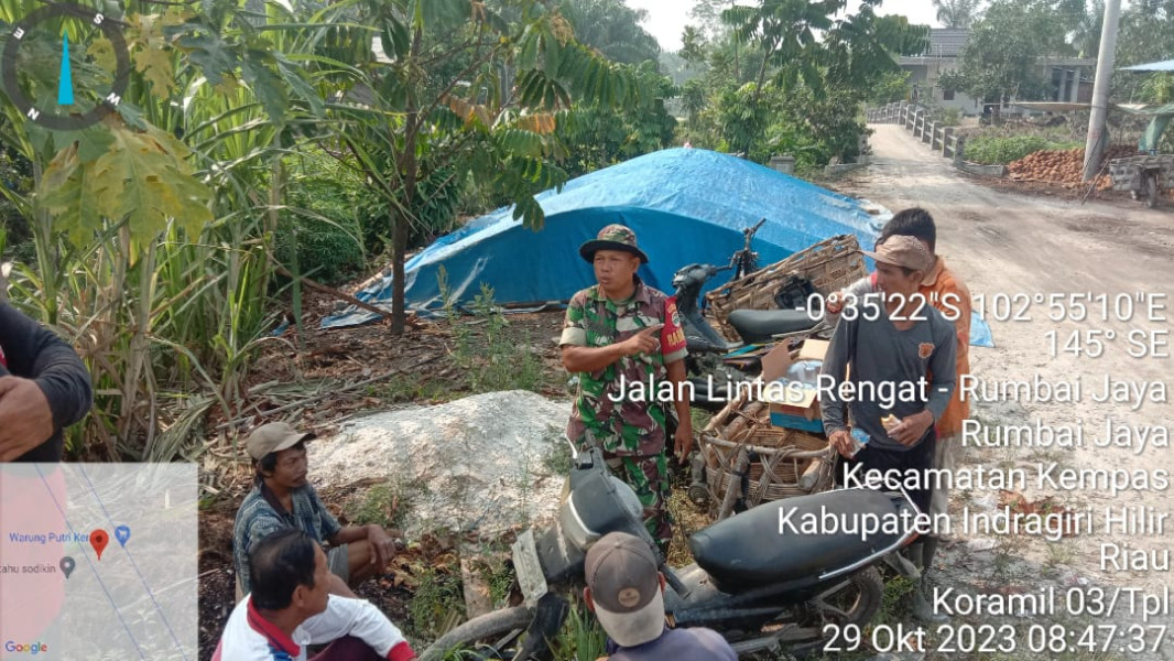 Babinsa 03/Tpl Manfaatkan Waktu Istirahat Gotong Royong Untuk Komsos