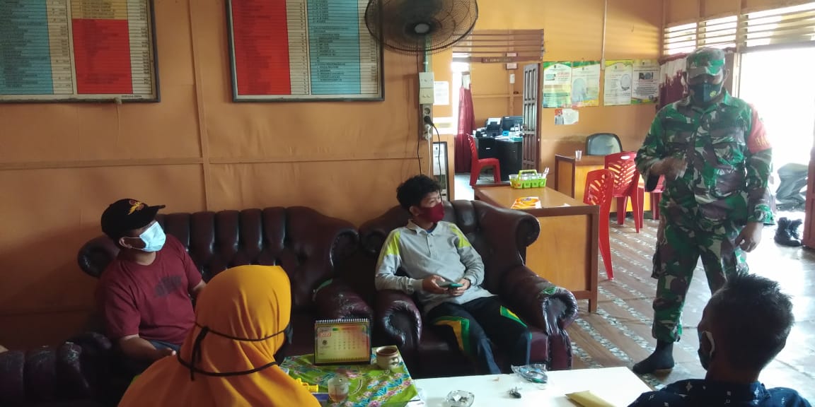 Komsos Bersama Aparat Desa Teluk Jira, Babinsa  Koramil 03/Tempuling Tingkatkan Sinergitas Lawan Cov