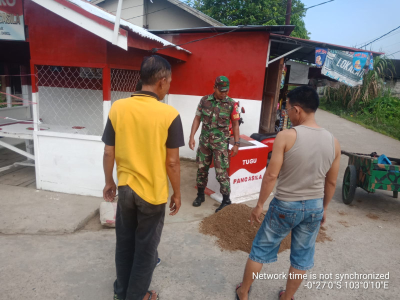 Tingkatkan Keamanan Dan Kenyamanan, Babinsa 03/Tpl Gelar Gotong Royong Semenisasi Lantai Pos Ronda
