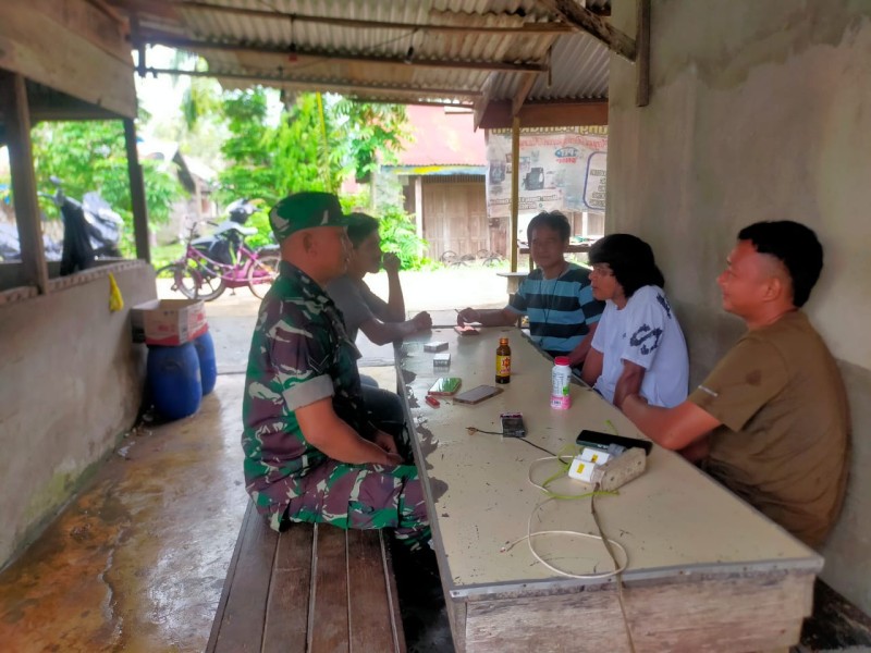 Babinsa Serda Denny Susanto Jalin Komsos dengan Mitra Karib, Wujudkan Hubungan Harmonis dengan Warga