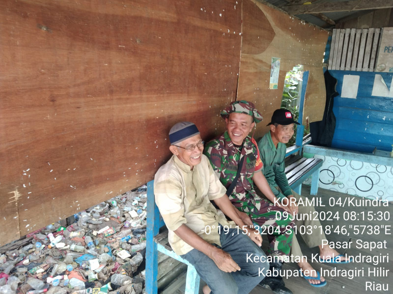 Dengan Komsos, Babinsa Koramil 04/Kuindra Wujudkan Kepedulian Kepada Masyarakat