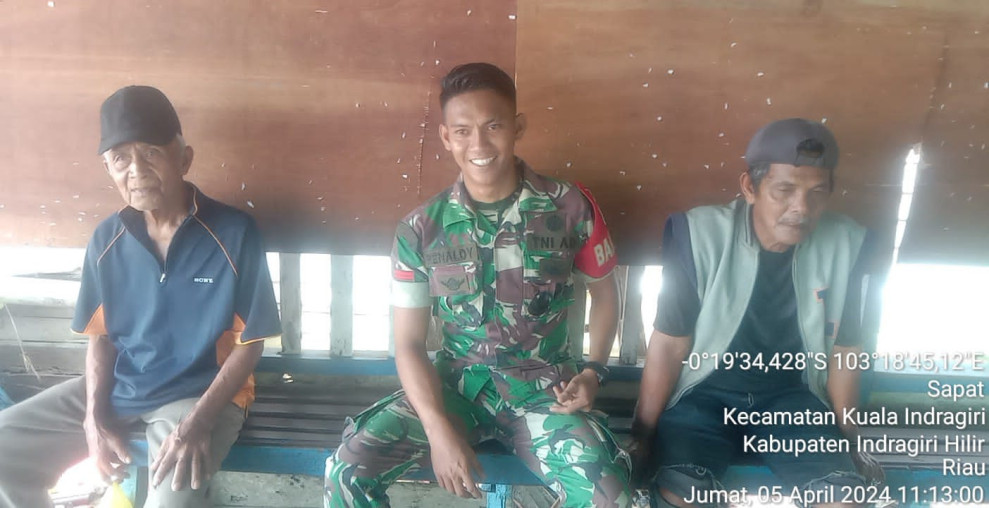 Babinsa Koramil 04/Kuindra Tingkatkan Keamanan di Binaan Agar Aktifkan Kembali Pos Ronda