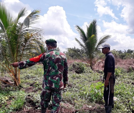 Melalui Komsos, Babinsa 04/Kuindra Imbau Warga untuk Tidak Membuka Lahan dengan Membakar