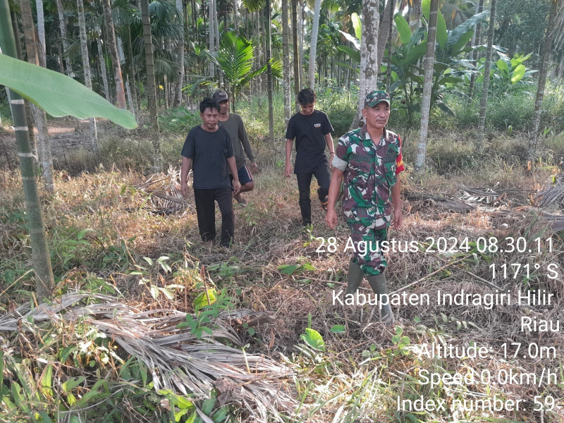 Babinsa Koramil 07/Reteh Turun Untuk Giat Patroli Karlahut Demi Kenyamanan Lingkungan