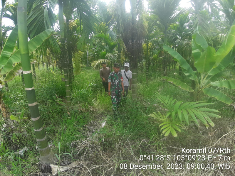 Ajak Masyarakat Untuk Terus Menjaga Lahan dan Hutan Bersama Babinsa Koramil 07/Reteh