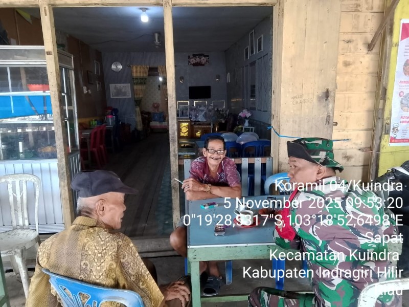 Meningkatkan Silaturahmi dan Keakraban, Babinsa Koramil 04/Kuindra Laksanakan Komsos di Binaan