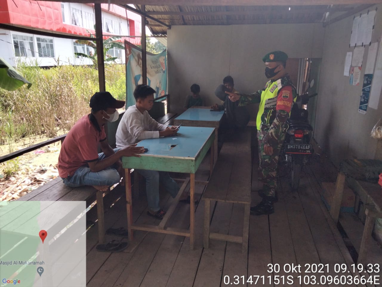 Babinsa Koramil 12/Batang Tuaka Serda Fero Komsos ini ke Warga