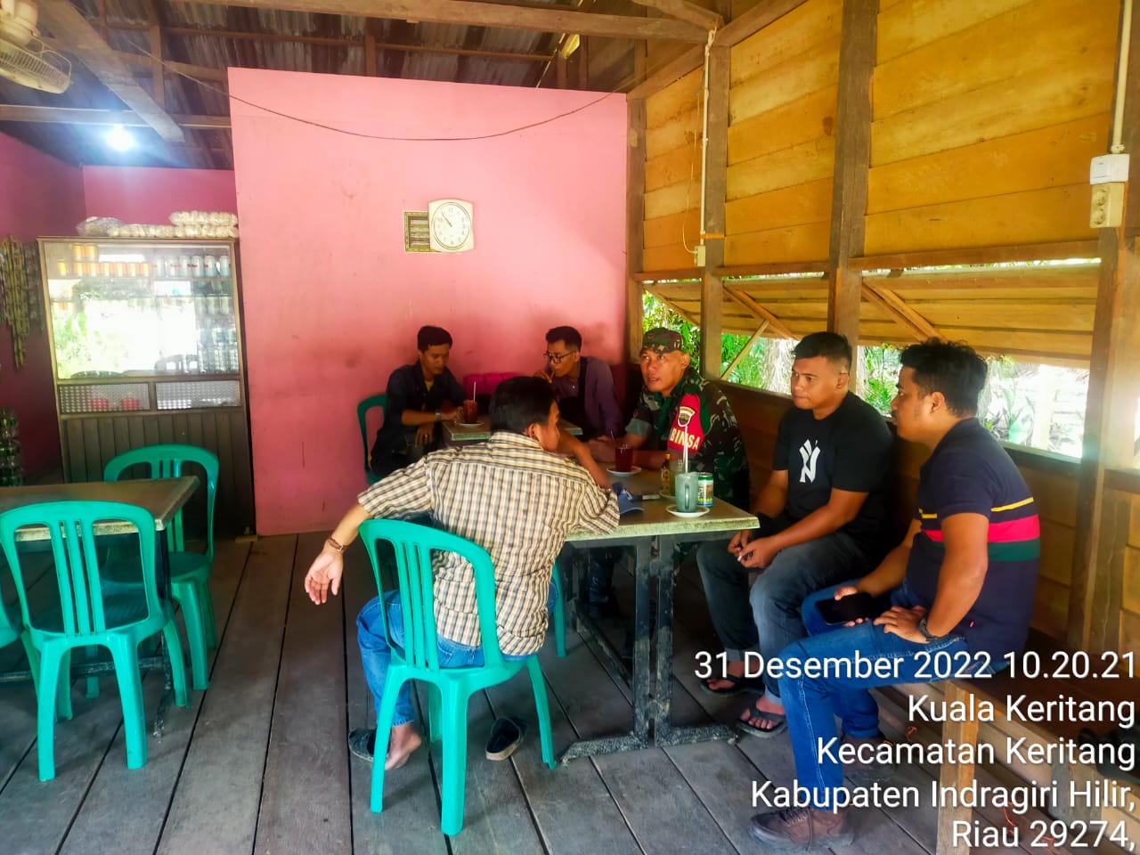 Babinsa Koramil 09/Kemuning Terus Aktif Lakukan Komsos Guna Bentuk Hubungan Baik