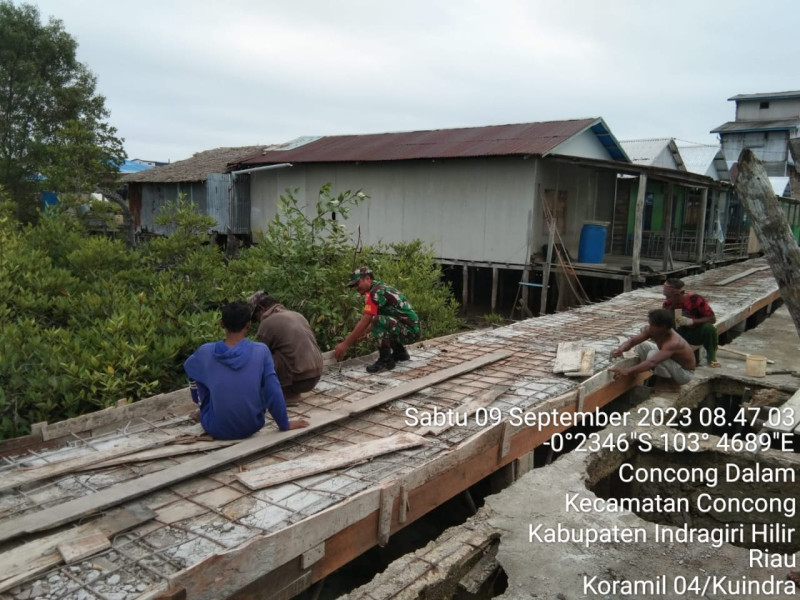 Babinsa Koramil 04/Kuindra Bersama Warga Giat Goro Untuk Pembuatan Semenisasi Jalan