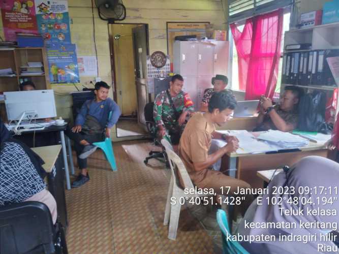 Jalin Hubungan Baik Bersama Babinsa Koramil 09/Kemuning dan Warga