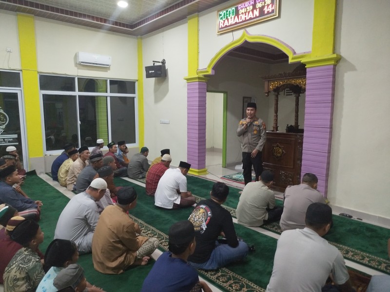 Kapolsek Kempas Sampaikan Pesan Kamtibmas Saat Tarawih Keliling di Masjid Ar Rahman