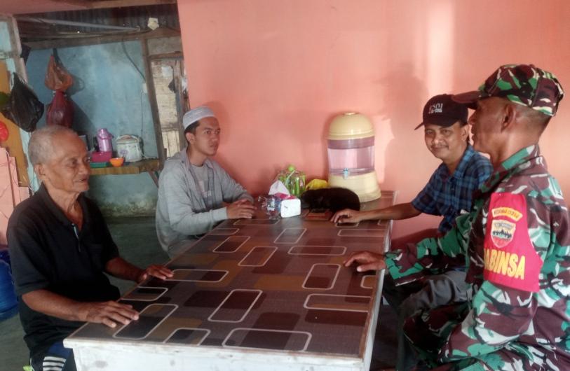 Babinsa Koramil 03/Tpl Serka Hendra Putra Sambangi Ketua RT dan Warga Desa Binaan