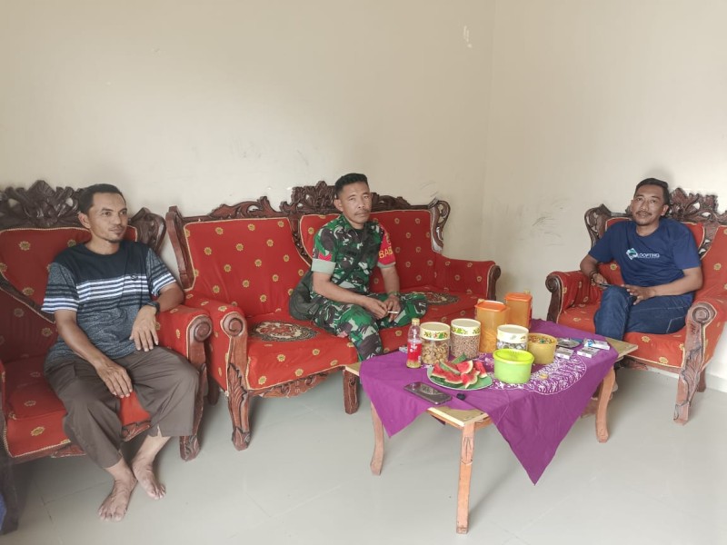 Masih Suasana Idul Fitri 1446 H, Babinsa Koramil 03/Tempuling Komsos dan Silaturahmi Ke Rumah Staf Desa Harapan Jaya
