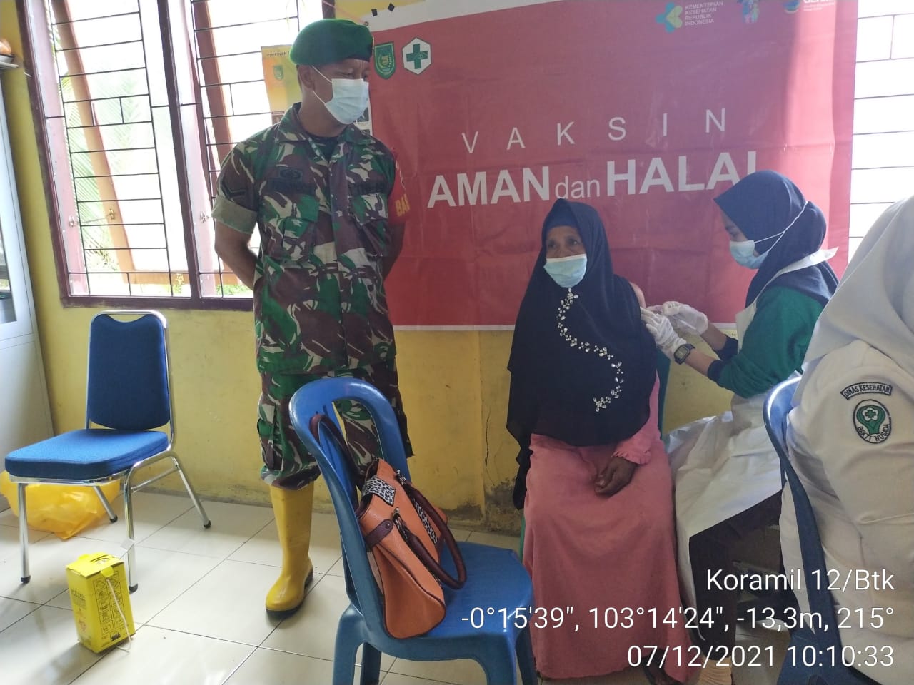 Warga Sungai Dusun Ikuti Vaksinasi, Babinsa Koramil 12/Batang Tuaka Lakukan Pengawalan