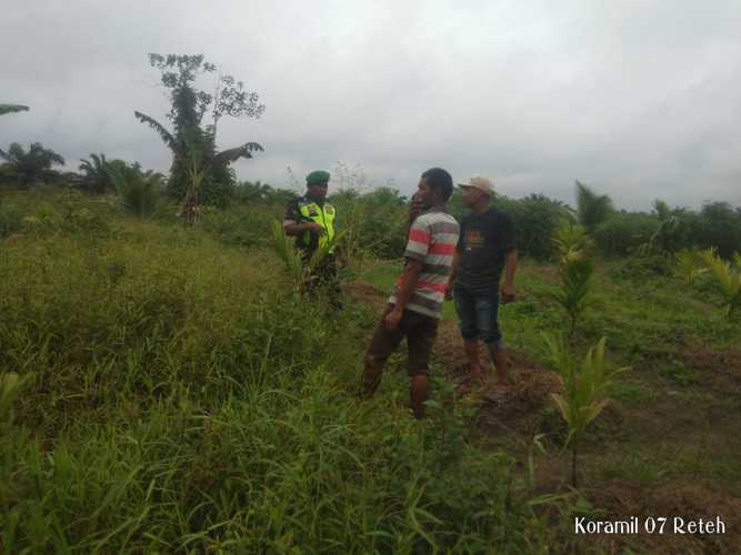 Peduli Terhadap Lingkungan, Babinsa Koramil 07/Reteh Rutin Lakukan Patroli