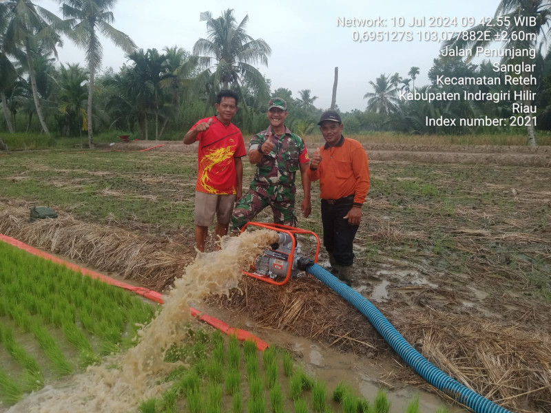 Babinsa Serda Johansah Bantu Masyarakat Untuk Penanaman Padi dan Pengecer Pompa Air