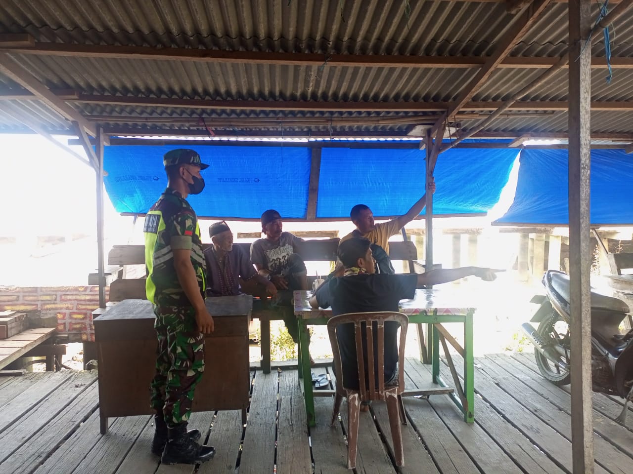 Anggota Koramil 04/Kuindra Himbau Warga Untuk Terapkan Prokes