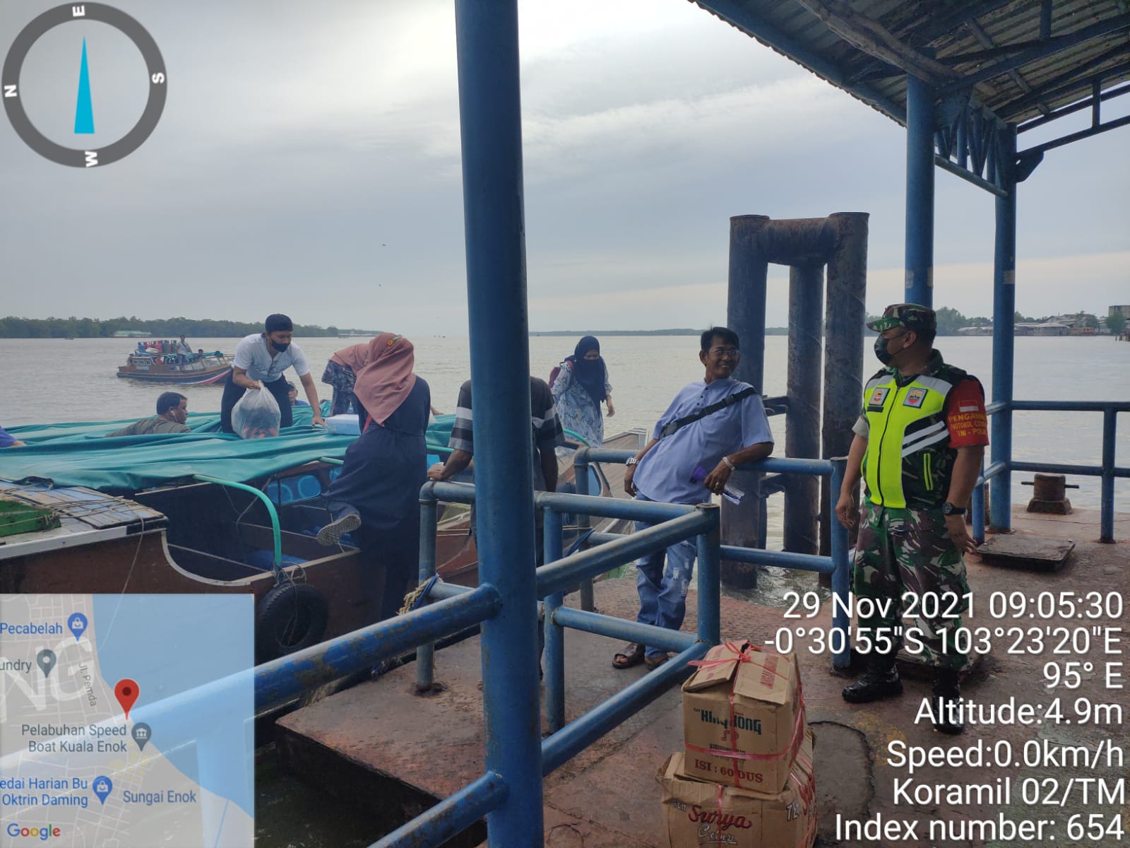 Babinsa Koramil 02/Tanah Merah Ajak Warga untuk Patuhi Protokol Kesehatan