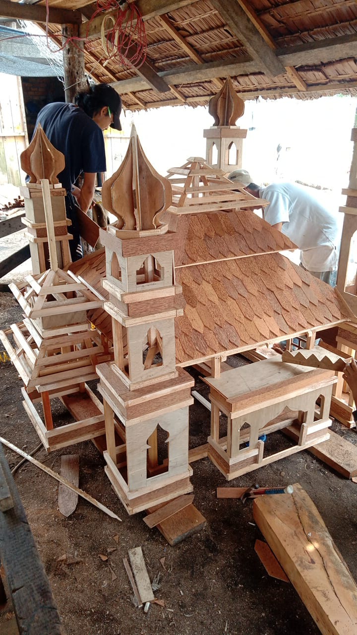 Pemuda Dusun Indah Sari Desa Muntai Barat Siapkan Gerobak Hias Masjid Untuk Malam Takbir 