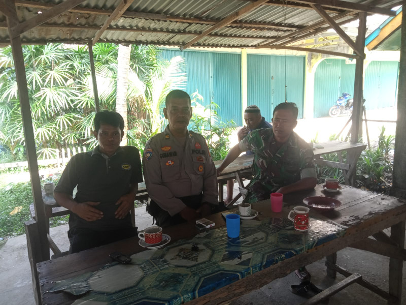 Jalin Silaturahmi Antara Babinsa Koramil 09/Kemuning Dengan Aparat Polsek