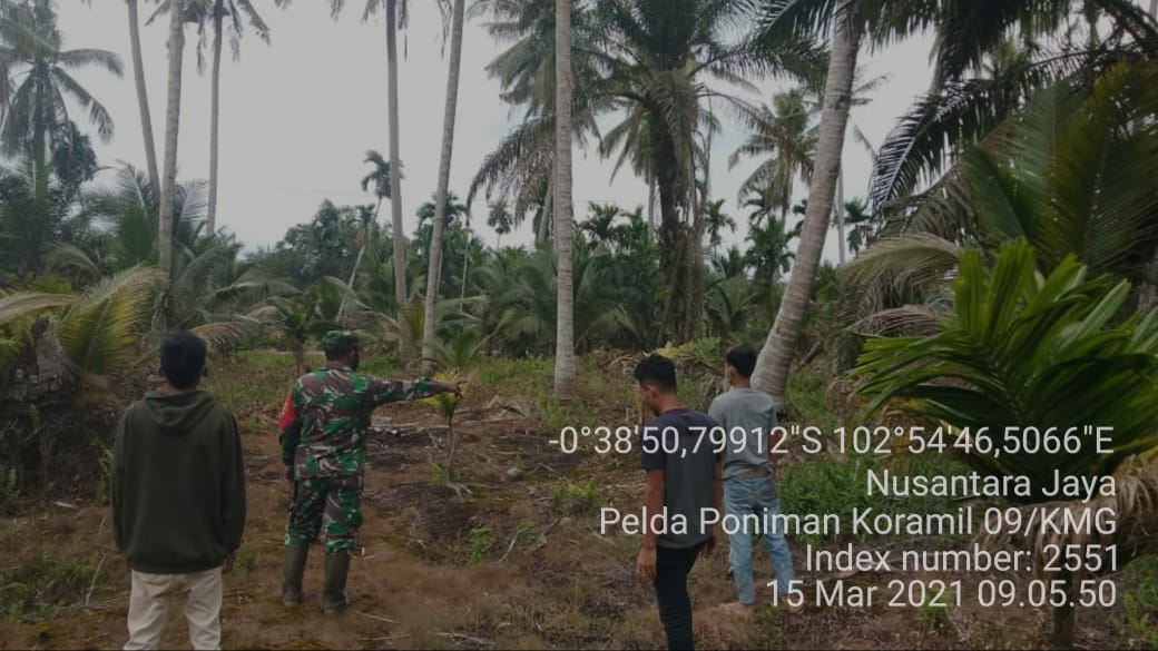 Lakukan Patroli Karhutla di Nusantara Jaya, Ini Pesan Babinsa Koramil 09/Kemuning
