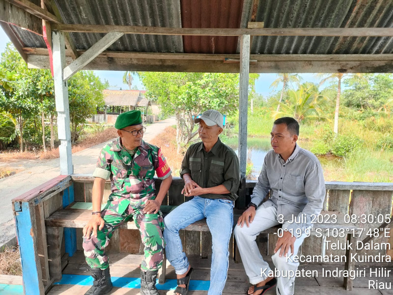Babinsa Koramil 04/Kuindra Sampaikan Kepada Warga Agar Menjaga Keamanan Desa