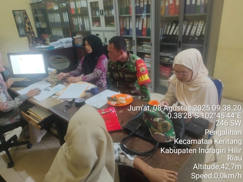 Tingkatkan Sinergitas, Babinsa Koramil 09/Kemuning Laksanakan Komsos dengan Perangkat Desa Pengalihan